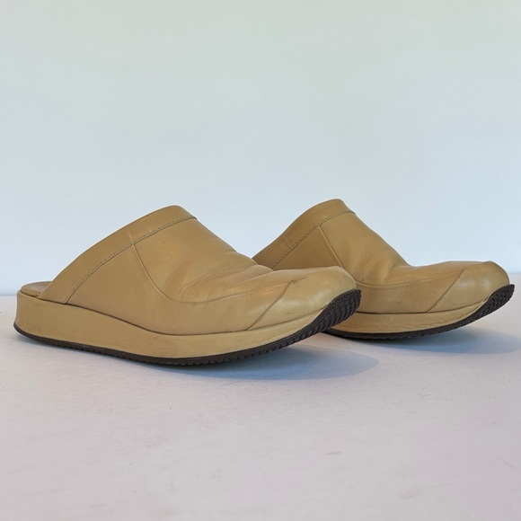 Clarks Tan Leather Slip-On Loafers / Mules. Size 8 - Picture 1 of 7